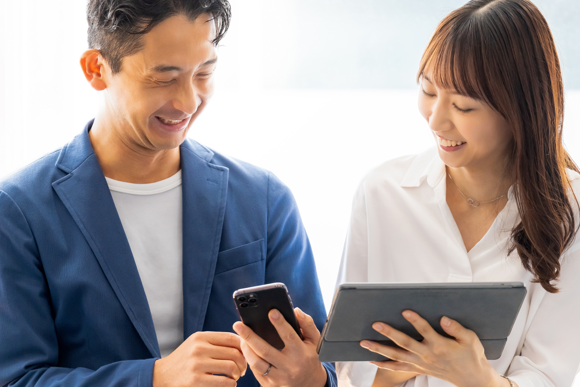 オーナーと笑顔で打ち合わせをしている様子